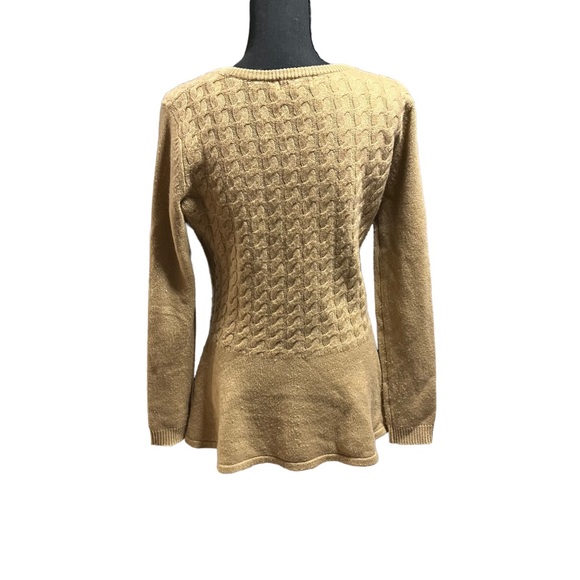 Gorgeous Neiman Marcus Cashmere Sweater - Picture 2 of 3